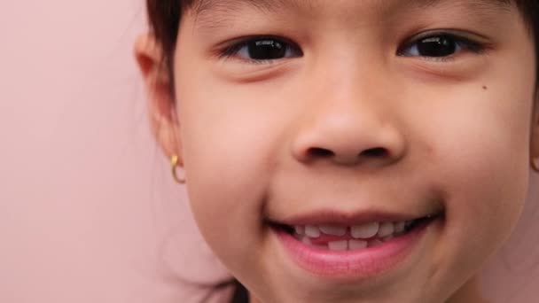 Linda Niña Sonriendo Felizmente Dientes Blancos Primer Plano Joven Hermosa — Vídeos de Stock