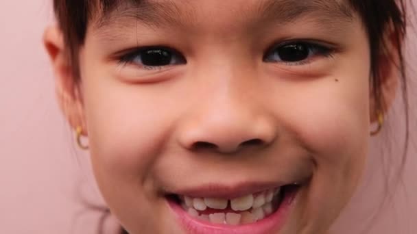 Милая Маленькая Девочка Счастливо Улыбающаяся Белыми Зубами Крупный План Молодой — стоковое видео