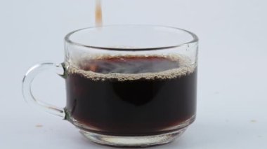 izole beyaz zemin üzerine siyah kahve.