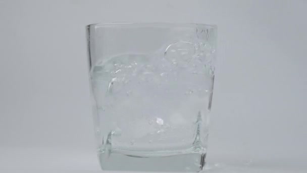 Nahaufnahme Fallender Eiswürfel Reinem Trinkwasser Glas Isoliert Auf Weißem Hintergrund — Stockvideo