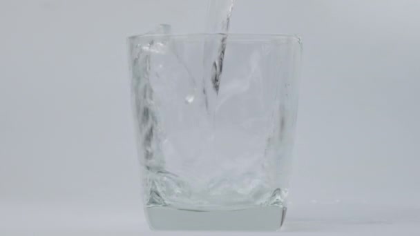Frisches Reines Trinkwasser Glas Auf Weißem Hintergrund Gießen Nahaufnahme Von — Stockvideo