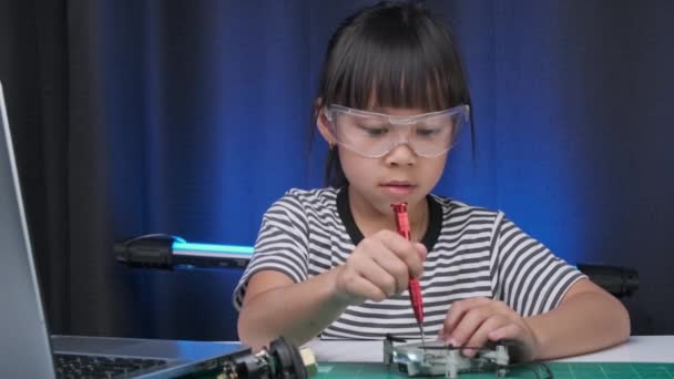 Πρόγραμμα Της Σχολής Επιστήμων Παιδί Μαθαίνει Επισκευάζει Ένα Τηλεκατευθυνόμενο Παιχνίδι — Αρχείο Βίντεο