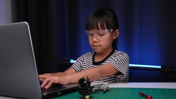 Πρόγραμμα Της Σχολής Επιστήμων Παιδί Μαθαίνει Επισκευάζει Ένα Τηλεκατευθυνόμενο Παιχνίδι — Αρχείο Βίντεο