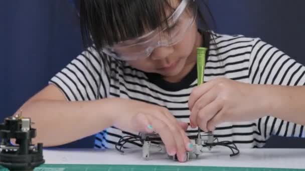 Projekt Szkoły Naukowca Uczenie Się Dziecka Naprawiania Drona Kontroli Lekcji — Wideo stockowe
