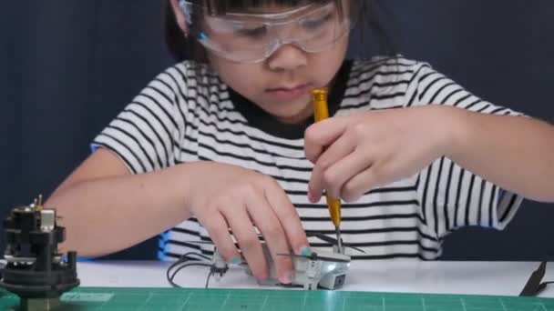 Projekt Szkoły Naukowca Uczenie Się Dziecka Naprawiania Drona Kontroli Lekcji — Wideo stockowe