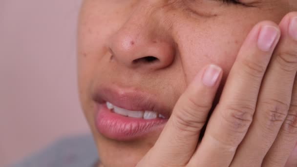 彼女の顔に触れる歯痛と彼女の手を持っている女性のクローズアップ アジアの女性は歯痛 敏感な歯 知恵の歯と歯肉炎に苦しんでいます 健康と歯の概念は — ストック動画