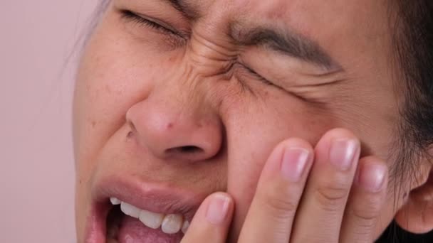 Крупный План Женщины Зубной Болью Руками Касающимися Лица Азиатские Женщины — стоковое видео