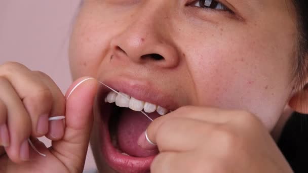 Detailní Záběr Usmívající Asijské Ženy Uklízení Pro Dokonalý Úsměv Zdravé — Stock video
