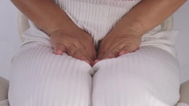 Wanita Dengan Tangan Selangkangannya Terisolasi Dengan Latar Belakang Putih Tangan — Stok Video