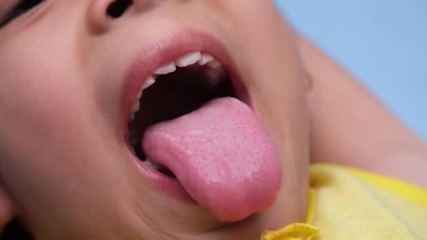 Großaufnahme Der Mundhöhle Eines Gesunden Kindes Mit Schönen Reihen Von — Stockvideo