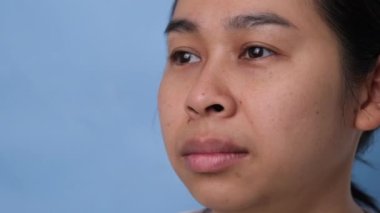 Nefesini koklamak için ağzını kapatan bir kadın. Genç bayan elleriyle nefesini kontrol ediyor. Oral sağlık sorunları veya diş bakımı kavramı.