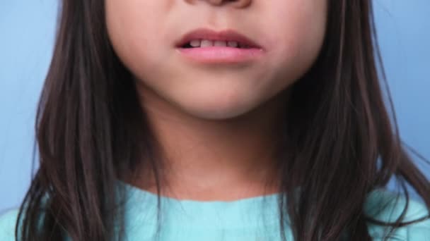 Nettes Kleines Mädchen Das Kaugummi Auf Blauem Hintergrund Kaut Porträt — Stockvideo