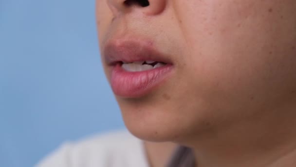 Γυναίκα Καλύπτει Στόμα Της Για Μυρίσει Την Άσχημη Αναπνοή Νεαρή — Αρχείο Βίντεο