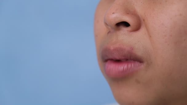 Νεαρή Γυναίκα Μασάει Τσίχλα Και Καλύπτει Στόμα Για Ελέγξει Την — Αρχείο Βίντεο