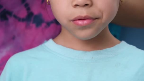 Linda Niña Masticando Chicle Sobre Fondo Azul Retrato Una Linda — Vídeos de Stock