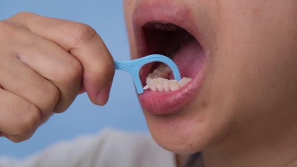 Close Mulher Asiática Sorridente Limpeza Para Sorriso Perfeito Dentes Brancos — Vídeo de Stock