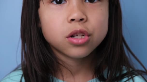 Leuk Klein Meisje Kauwgom Kauwgom Kauwend Blauwe Achtergrond Portret Van — Stockvideo