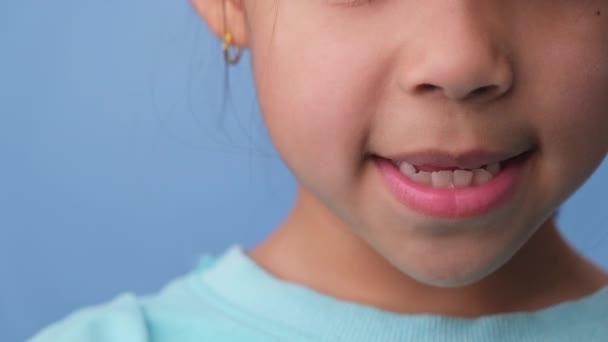 Detailní Záběr Usmívající Mladé Dívky Odhalující Její Krásné Bílé Zuby — Stock video