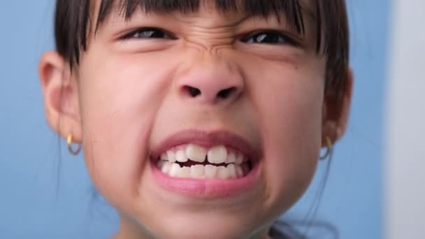 Zbliżenie Uśmiechniętej Młodej Dziewczyny Odsłaniającej Swoje Piękne Białe Zęby Niebieskim — Wideo stockowe