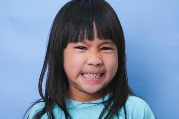 青い背景に彼女の美しい白い歯を明らかに笑顔の若い女の子のクローズアップ 子供の頃の健康の概念 — ストック写真