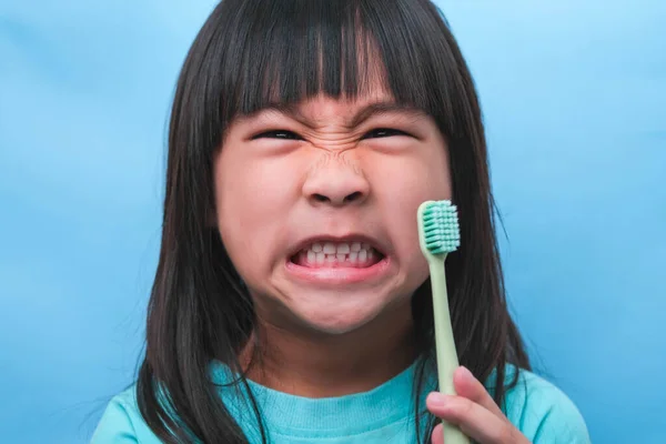 Χαμογελώντας Χαριτωμένο Κοριτσάκι Κρατώντας Οδοντόβουρτσα Απομονωμένη Μπλε Φόντο Χαριτωμένο Παιδάκι — Φωτογραφία Αρχείου