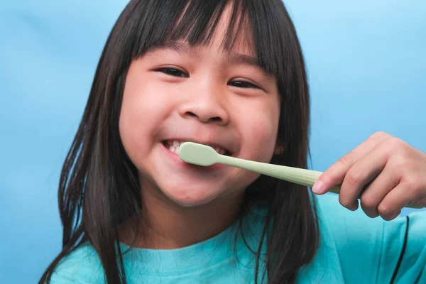 Χαμογελώντας Χαριτωμένο Κοριτσάκι Κρατώντας Οδοντόβουρτσα Απομονωμένη Μπλε Φόντο Χαριτωμένο Παιδάκι — Φωτογραφία Αρχείου