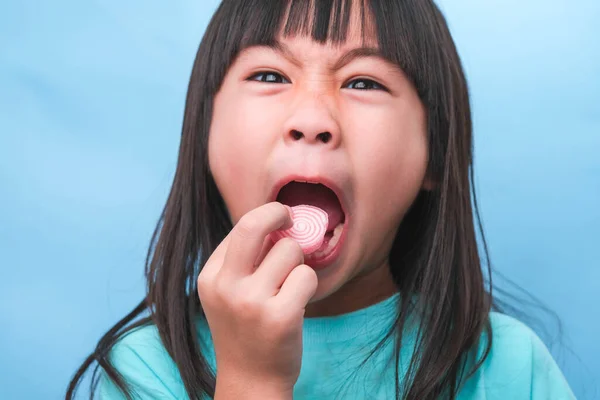 Χαμογελώντας Χαριτωμένο Κοριτσάκι Τρώει Γλυκιά Ζελατίνη Ζάχαρη Προστίθεται Απομονωμένο Μπλε — Φωτογραφία Αρχείου