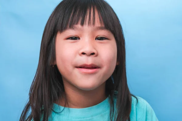 Retrato Uma Menina Sorrindo Olhando Para Câmera Close Bonito Asiático — Fotografia de Stock