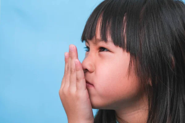 Malá Asiatka Zakryla Ústa Aby Ucítila Zápach Děvčátko Kontroluje Dech — Stock fotografie