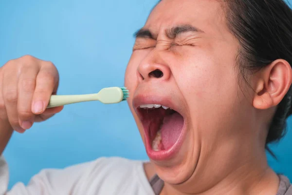 Yawn Mulher Acordar Com Escova Dentes Fundo Azul Conceito Cuidados — Fotografia de Stock