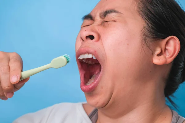 Yawn Mulher Acordar Com Escova Dentes Fundo Azul Conceito Cuidados — Fotografia de Stock