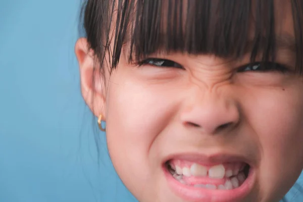 Detailní Záběr Usmívající Mladé Dívky Odhalující Její Krásné Bílé Zuby — Stock fotografie