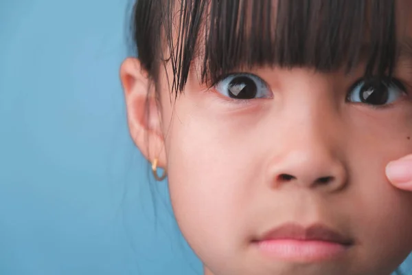 Close Retrato Jovem Menina Asiática Surpreso Isolado Fundo Azul Menina — Fotografia de Stock