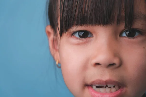 Πορτρέτο Ενός Χαμογελαστού Κοριτσιού Που Κοιτάζει Την Κάμερα Κοντινό Πλάνο — Φωτογραφία Αρχείου