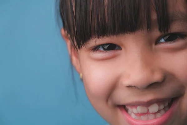 Portrét Usměvavé Holčičky Dívající Kamery Zblízka Roztomilé Asijské Dívka Tvář — Stock fotografie