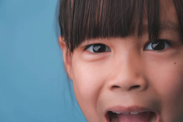 Πορτρέτο Ενός Χαμογελαστού Κοριτσιού Που Κοιτάζει Την Κάμερα Κοντινό Πλάνο — Φωτογραφία Αρχείου