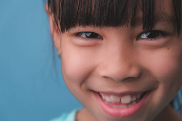 Detailní Záběr Usmívající Mladé Dívky Odhalující Její Krásné Bílé Zuby — Stock fotografie