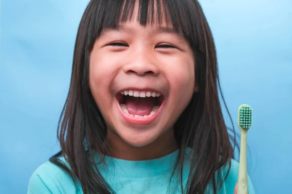 Senyum Gadis Kecil Yang Lucu Memegang Sikat Gigi Terisolasi Latar Stok Foto