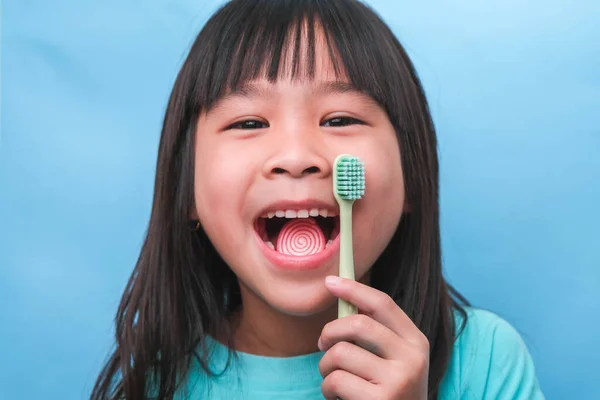 Senyum Gadis Kecil Yang Lucu Memegang Sikat Gigi Terisolasi Latar Stok Gambar Bebas Royalti