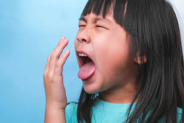 Gadis Asia Kecil Yang Menutup Mulutnya Untuk Mencium Bau Mulut Stok Foto Bebas Royalti