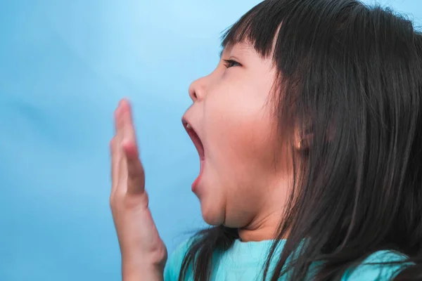 Маленькая Азиатка Прикрывает Рот Учуять Запах Неприятного Запаха Изо Рта Стоковая Картинка
