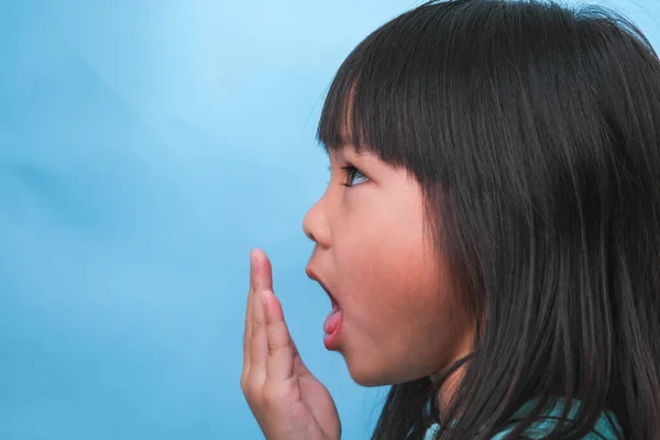 Маленькая Азиатка Прикрывает Рот Учуять Запах Неприятного Запаха Изо Рта Лицензионные Стоковые Изображения