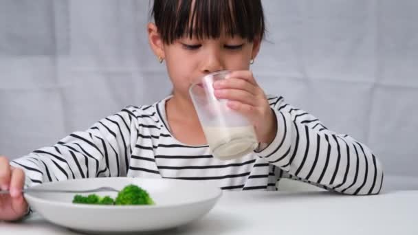 아침에 학교에 마시는 아시아 소녀는 식사를 건강에 채소와 우유를 먹는다 — 비디오
