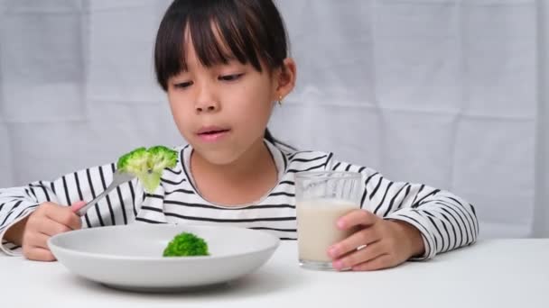 孩子们不喜欢吃蔬菜 可爱的亚洲女孩拒绝吃健康的蔬菜 儿童的营养和健康饮食习惯 — 图库视频影像