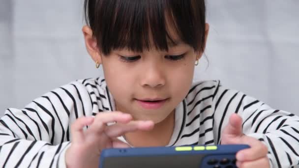 Sød Lille Pige Ved Hjælp Smartphone Smilende Mens Sidder Ved – Stock-video