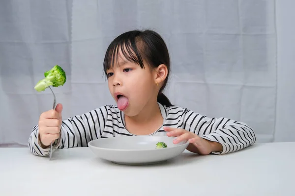 Στα Παιδιά Δεν Αρέσει Τρώνε Λαχανικά Χαριτωμένη Ασιάτισσα Που Αρνείται — Φωτογραφία Αρχείου