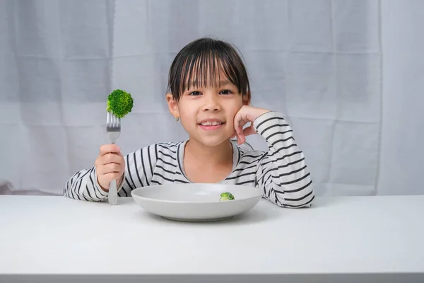 Στα Παιδιά Αρέσει Τρώνε Λαχανικά Χαριτωμένη Ασιάτισσα Που Τρώει Υγιεινά — Φωτογραφία Αρχείου