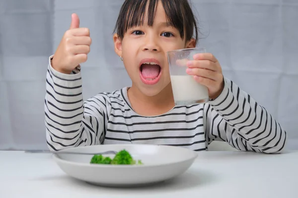Gadis Asia Manis Minum Segelas Susu Pagi Hari Sebelum Pergi Stok Foto