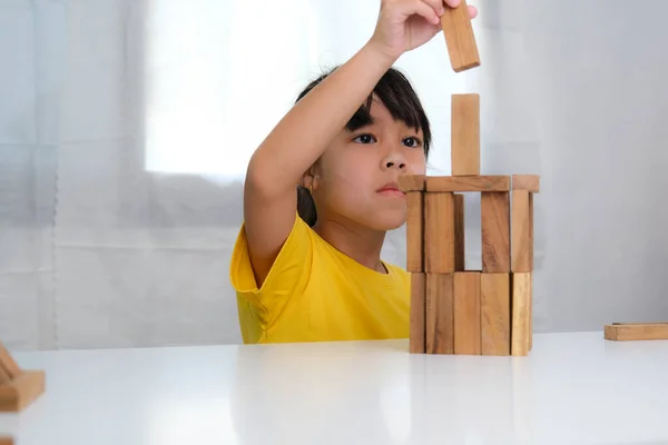 亚洲可爱的小女孩玩建筑木块的游戏 健康的儿童训练记忆力和思考能力 木制谜题是增加儿童智力的游戏 儿童教育玩具 — 图库照片