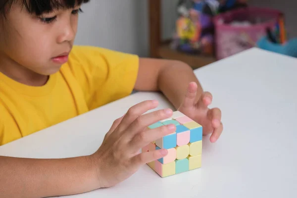 루빅스 큐브를 가지고 아시아의 귀여운 루빅스 Rubiks Cube 어린이들의 지능을 — 스톡 사진